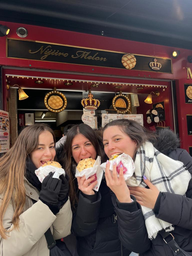 Probando el Melonpan de Nara