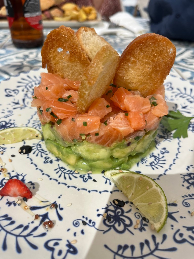 Tratar de salmón en restaurante La Siesta Javea