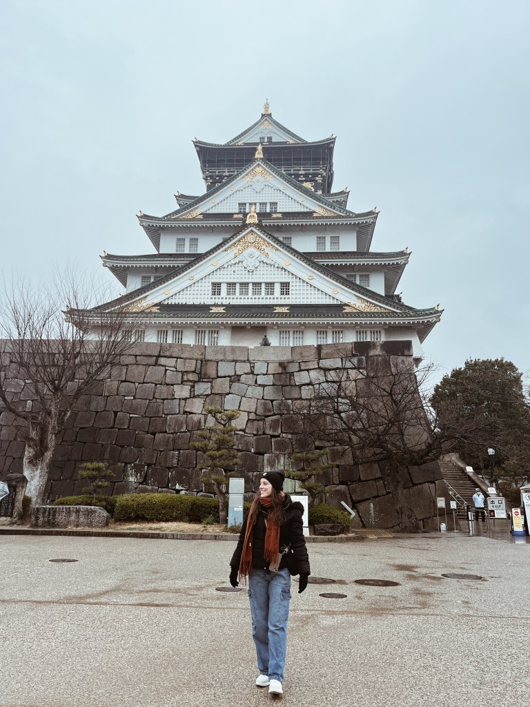 Castillo de Osaka rodeado de jardines en primavera