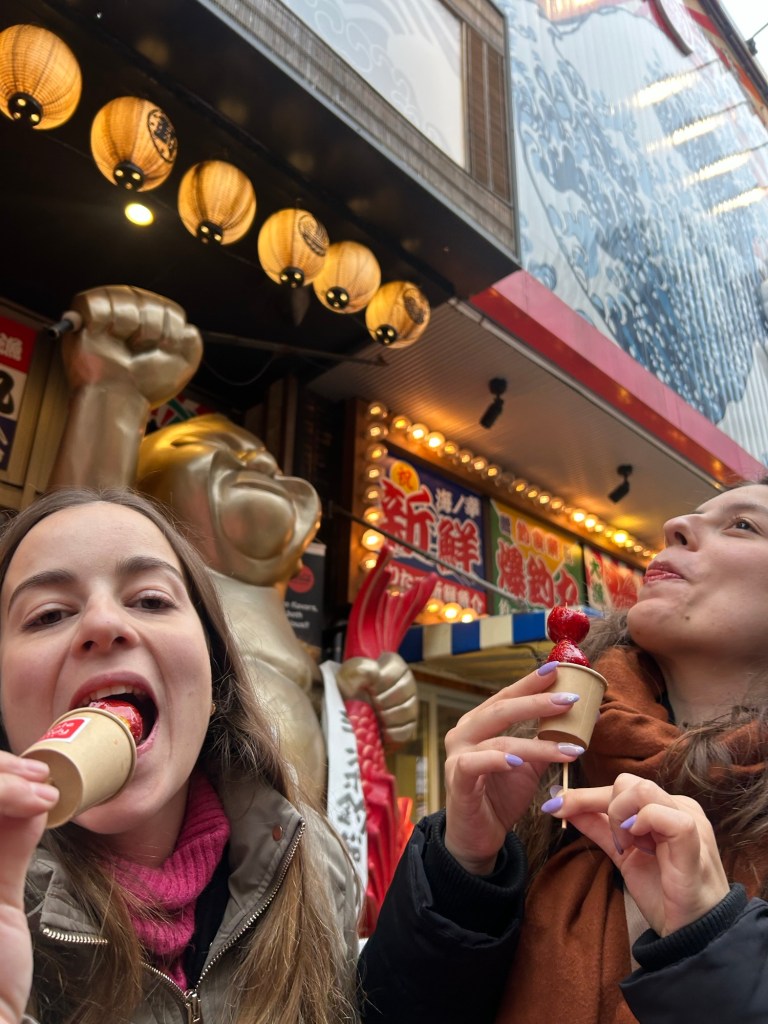 Probando comida en el centro de Osaka. 